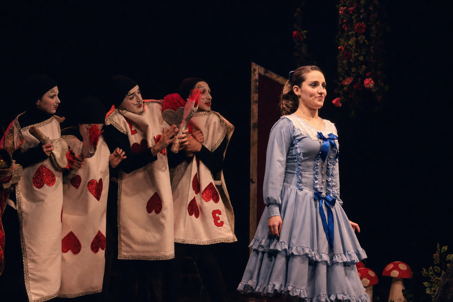 Alice em cena com as cartas